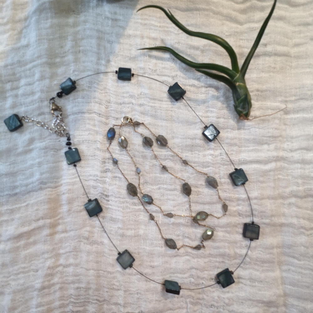 2 women's necklaces